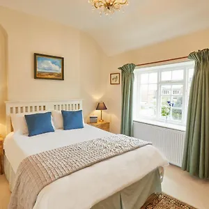 Host & - Robin 8 Willowgate Pickering